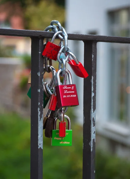 Candados recién casados unidos al puente . —  Fotos de Stock