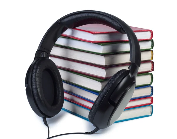 Ακουστικά και μια στοίβα από βιβλία. — Φωτογραφία Αρχείου