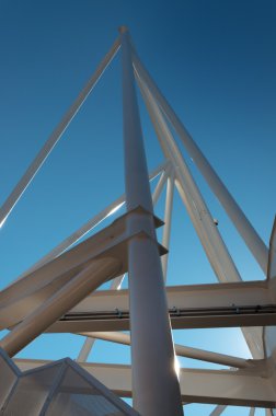 gökyüzü arka plan üzerinde metal konstrüksiyon.