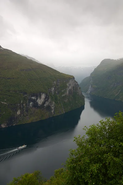 Veduta del fiordo Geiranger in un giorno di pioggia . — Foto Stock