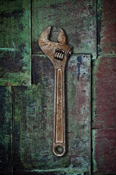 Παλιό γαλλικό κλειδί σε σκουριασμένα επιφάνεια. — Φωτογραφία Αρχείου
