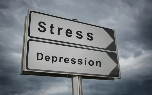 Stres, depresja znak drogowy na tle ciemnych chmur. — Zdjęcie stockowe