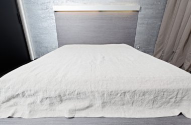 modern yatak odası en iyi geniş açı görünümünde yatak örtüsü ile yatak