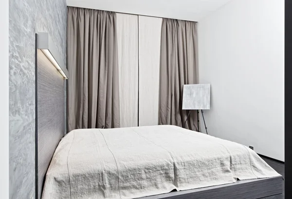 Nowoczesny minimalizm styl wnętrza sypialni w barwach monochromatycznych — Zdjęcie stockowe