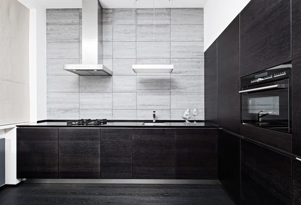 Parte del interior de la cocina de estilo minimalista moderno en tonos monocromáticos Imagen de archivo