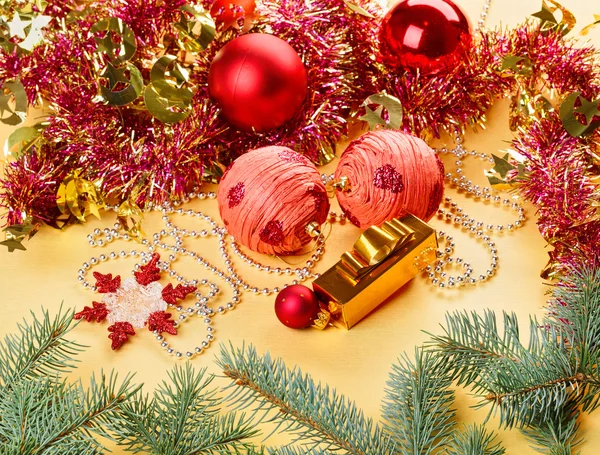 Neujahrsschmuck Stillleben auf goldenem Hintergrund — Stockfoto