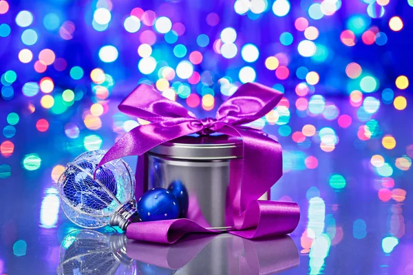 Composición decoraciones de Año Nuevo con caja de lujo en bokeh backgro — Foto de Stock