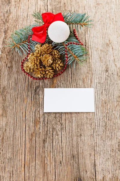 Composición navideña en madera con tarjeta blanca vacía — Foto de Stock