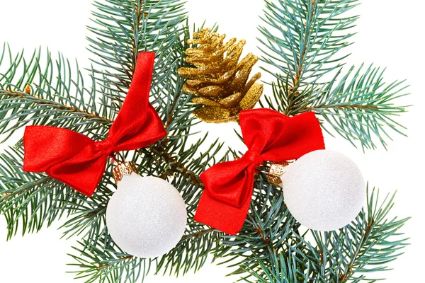 Bolas de Navidad, arcos rojos y cono en rama de abeto, aislado en wh — Foto de Stock