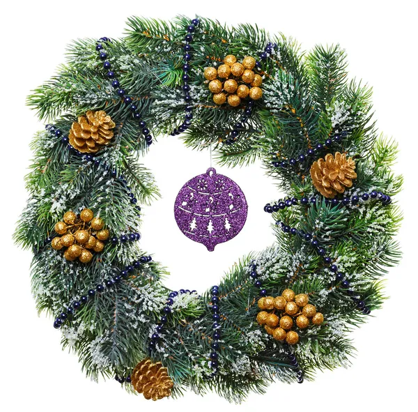 Corona de Navidad decorada con conos y perlas, aislado en whi —  Fotos de Stock