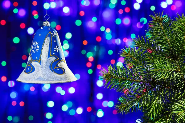 Campana de decoraciones de Año Nuevo en círculos multicolores fondo bokeh —  Fotos de Stock