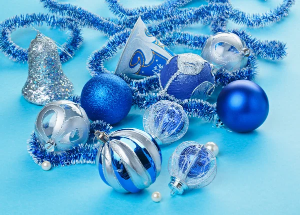 Molti giocattoli di decorazioni di Natale su sfondo azzurro — Foto Stock