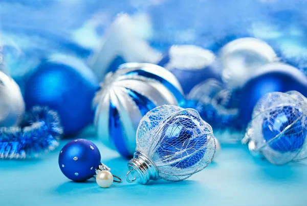 Kerstmis decoratie ballen op blauwe achtergrond, close-up Rechtenvrije Stockfoto's