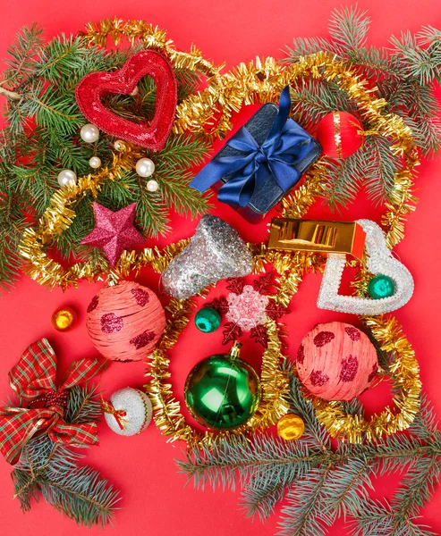Molte decorazioni natalizie diverse su sfondo rosso — Foto Stock