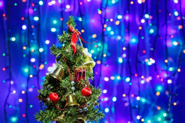 süslenen çok renkli bokeh arka plan üzerinde Noel ağacı