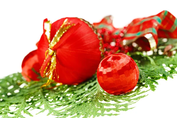 Composición de bolas rojas de Navidad en rama de thuja verde — Foto de Stock