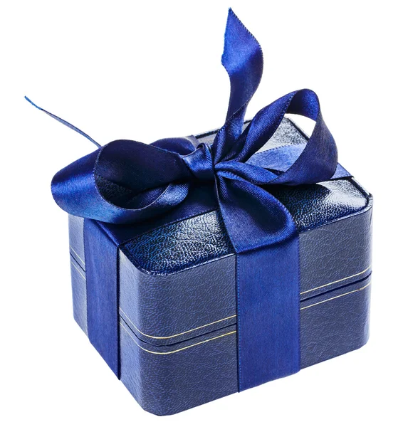 Синя подарункова коробка з шовковою стрічкою, ізольована на білому — стокове фото