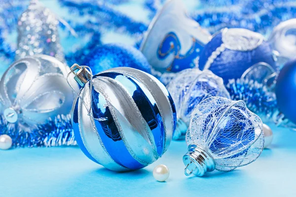 Weihnachtskugeln auf blauem Hintergrund, Nahaufnahme — Stockfoto