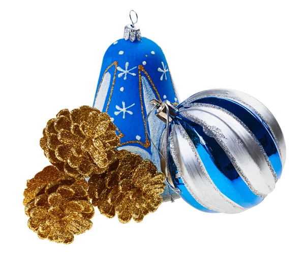 Blaue Weihnachtskugel, Glocke und goldene Tannenzapfen, isolat — Stockfoto