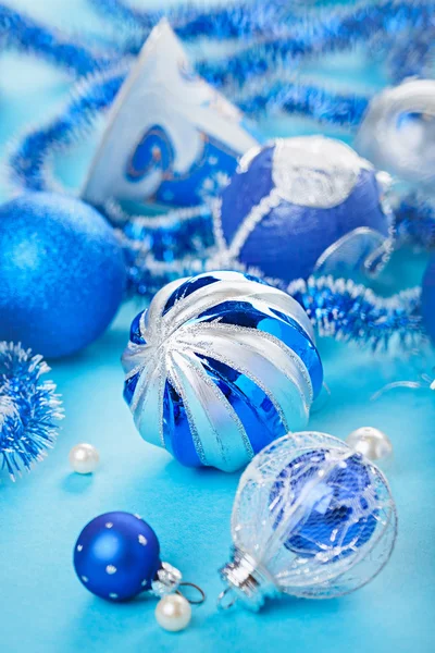 Noel dekorasyonu topları üzerinde mavi arka plan, portre — Stok fotoğraf