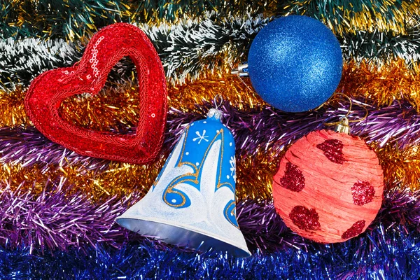 Weihnachten buntes Lametta mit Deko-Spielzeug drauf — Stockfoto