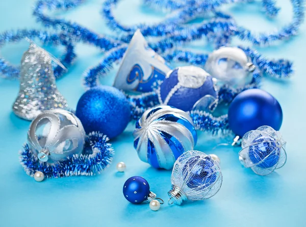 Decoraciones de Navidad naturaleza muerta en tonos azules — Foto de Stock