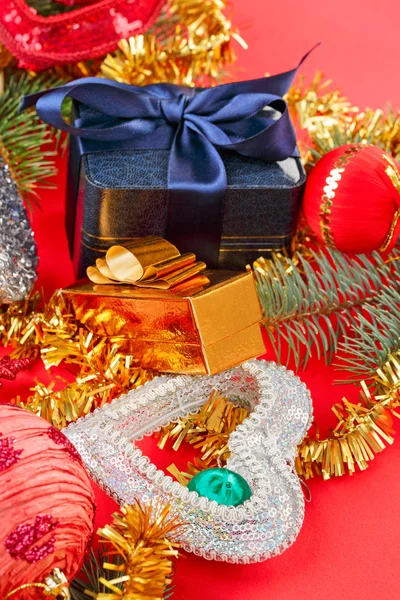 Decorações de Natal coração e na caixa de fantasia fundo vermelho — Fotografia de Stock