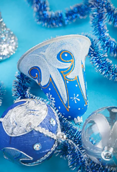 Campana de Navidad y decoraciones sobre fondo azul —  Fotos de Stock