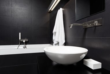 modern mimari tarzı banyo iç siyah ve beyaz tonlarda