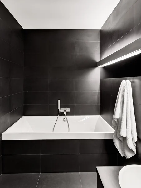 Interieur in moderne minimalisme stijl badkamer in zwarte en witte tinten — Stockfoto