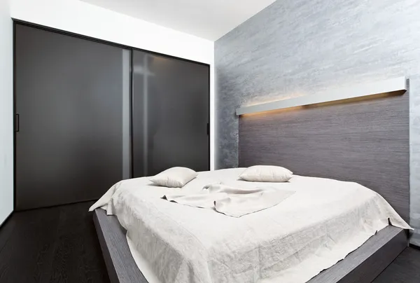 Slaapkamer interieur van de stijl van de moderne minimalisme in beige tinten — Stockfoto