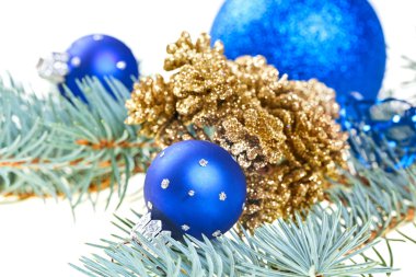 köknar dalı altın koniler ile mavi Noel dekorasyonu topları