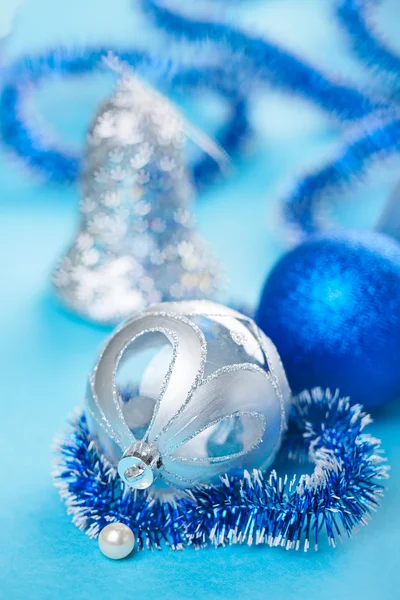 Boules de décoration de Noël sur fond bleu, gros plan — Photo