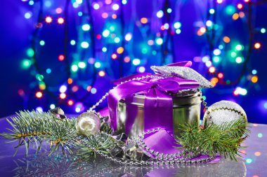 Noel süslemeleri süslü kutusu üzerinde daireler bokeh adam