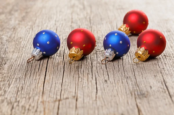 Pequeñas bolas de decoración de Año Nuevo sobre fondo de madera viejo —  Fotos de Stock