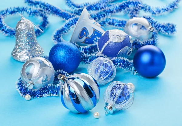 Decoraciones de Navidad naturaleza muerta en tonos azules — Foto de Stock