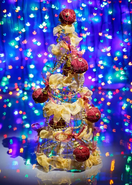 Рождественская елка украшена на синем блестящем фоне — стоковое фото