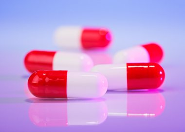 violet, makro görünümü tıbbi con üzerinde kırmızı ve beyaz kapsül (bolus)