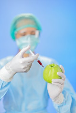 genç kadın doktor apple şırınga mavi ile yeşil enjekte