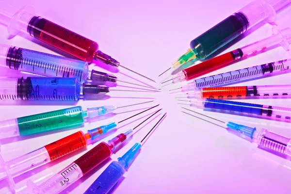 Mnoho vícebarevná stříkačky, lékařská koncepce zátiší — Stock fotografie