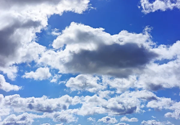 Cumulus chmury na tle niebieskiego nieba — Zdjęcie stockowe