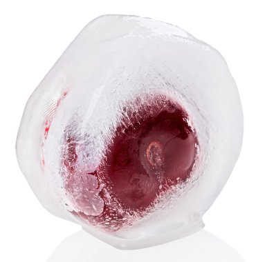 Ice cube, üzerinde beyaz izole erime içinde kırmızı tatlı kiraz