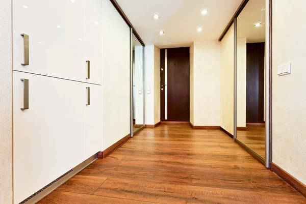 Interior de pasillo de estilo minimalista moderno con espejo de puerta corredera — Foto de Stock