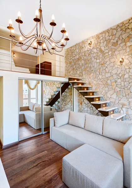 Modern stil två hög vardagsrum inredning med trappa och st — Stockfoto