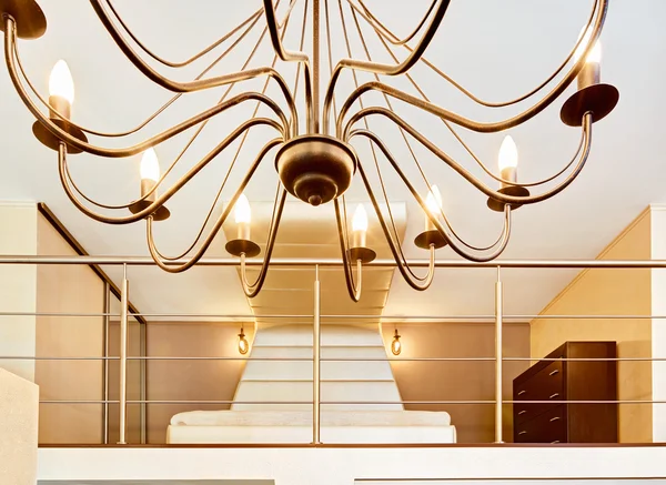 Moderne minimalisme stijl slaapkamer via kroonluchter weergave — Stockfoto