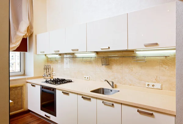 Moderne keuken interieur in beige tinten — Stockfoto