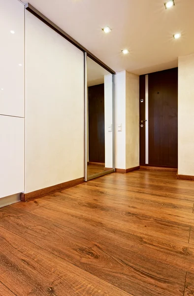 Interior de pasillo de estilo minimalista moderno con espejo de puerta corredera —  Fotos de Stock
