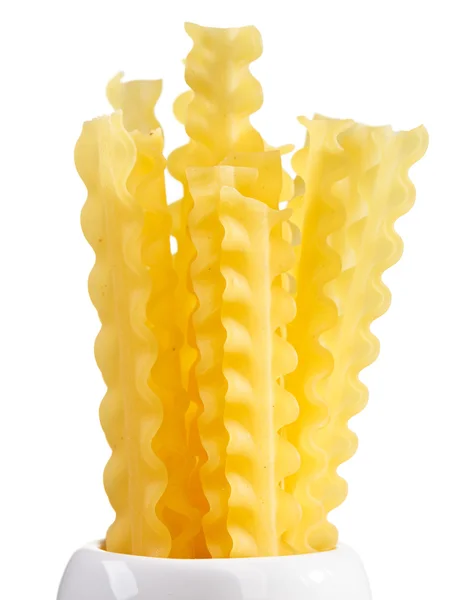 Ruwe pasta bos samenstelling in keramische beker, geïsoleerd op wit — Stockfoto