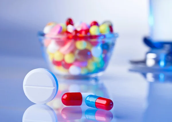 Pills and tablets macro still life on white blue, medical therap — Stock Photo, Image