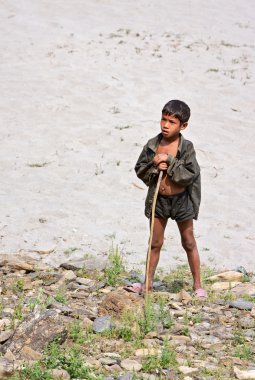 Kalanki - 2 Nisan: Portre Nepal herder çocuğun bir çubuk ile